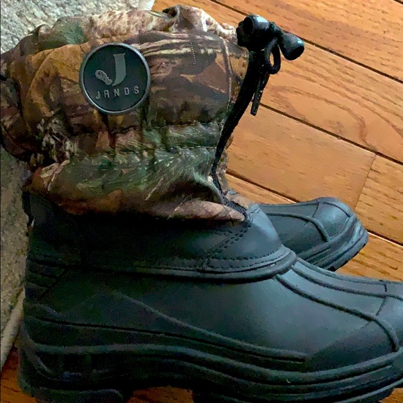 Essentially brand new Boy’s snow boots - Picture 1 of 2